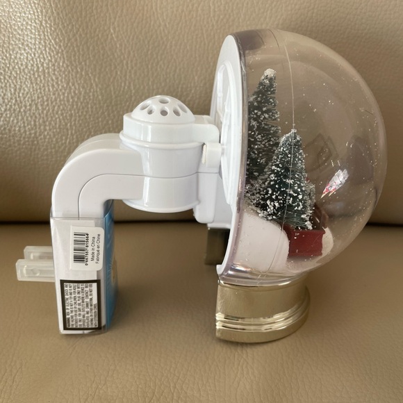 NWT Bath & Body Works RED TRUCK & LIGHT Snow Globe Wallflower Plug In Lights Up - Picture 6 of 8
